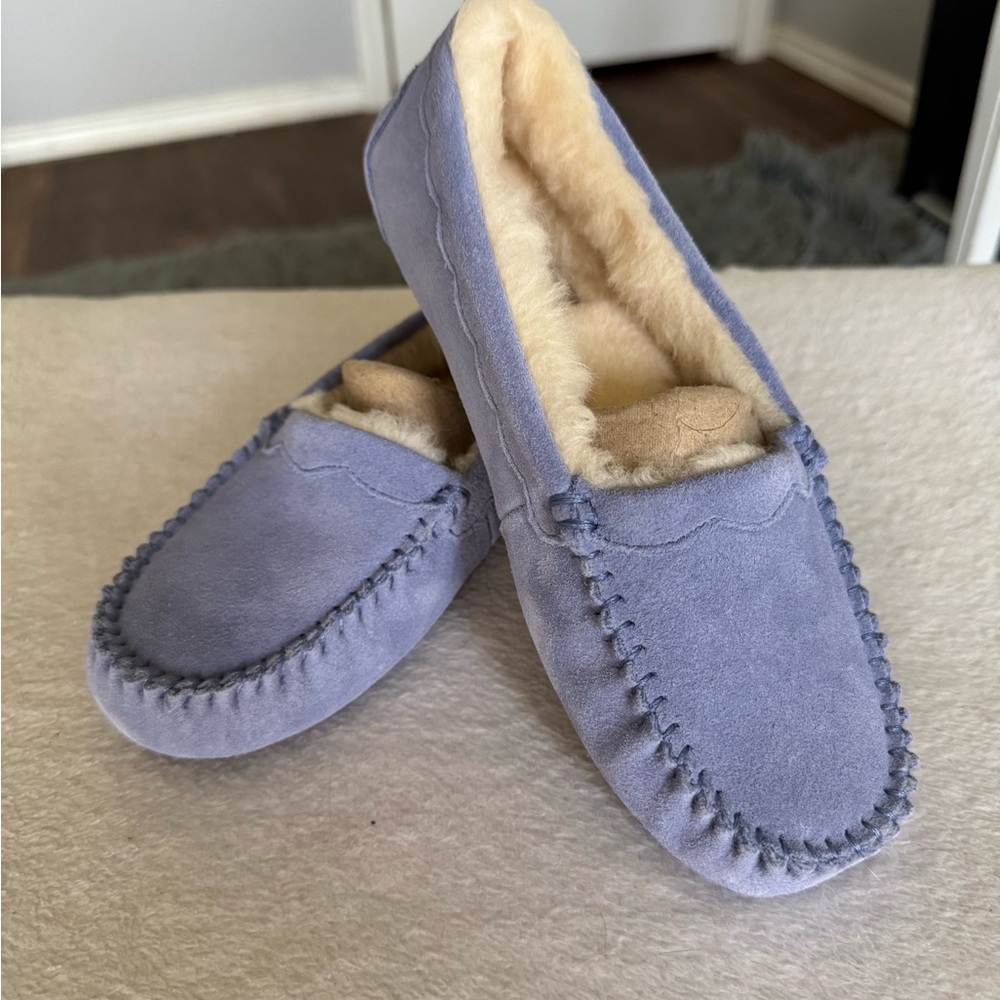 NIB ❤️UGG❤️scalloped suede moccasins in corn color women's size 5 US